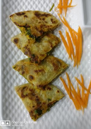 A picture of Stuffed paneer kulchas.