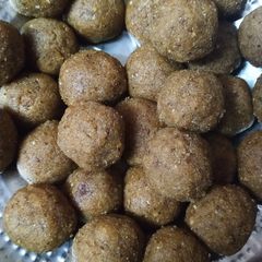 A picture of Methi ke laddoo.