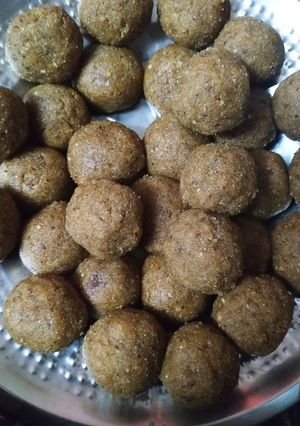 A picture of Methi ke laddoo.