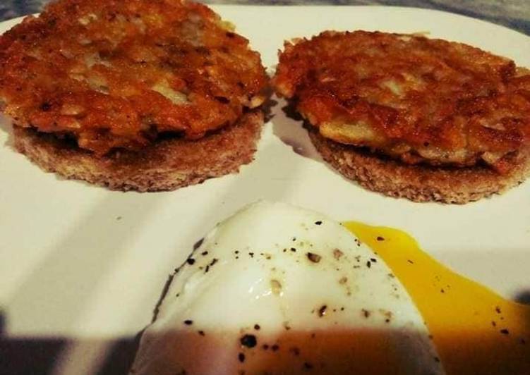 Potato Hash browns with poached egg😋�?�
