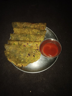 પાલક પરાઠા (Palak Paratha Recipe In Gujarati) રેસીપી મુખ્ય ફોટો