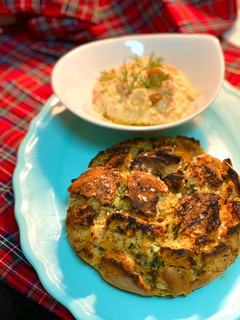 Una foto de Pan casero aliñado con mantequilla de ajo asado y chile