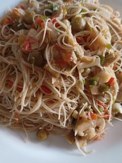 Una foto de Wok de fideos de arroz y verduras