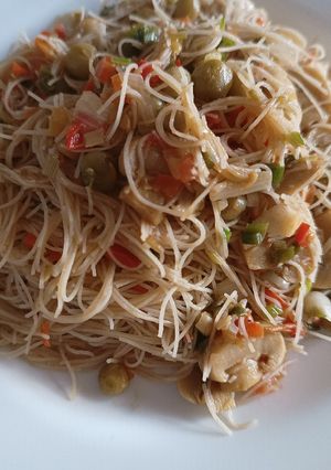 Una foto de Wok de fideos de arroz y verduras