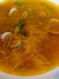 Sopa de espárragos  salvajes con almejas y fideitos, y toque de hierbabuena y cítrico.