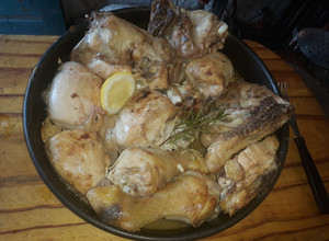 Una foto de Pollo al horno con romero