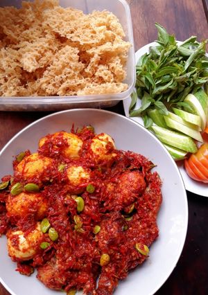 Foto resep Ayam goreng balado dan telur balado (plus kremesan simple)