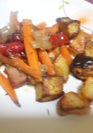 Una foto de Churrascos de cerdo con batatas y morrones