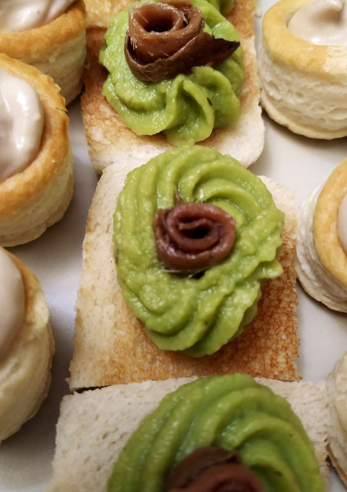 Una foto de Tosta de aguacate y anchoas