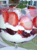 Fresas y cerezas con bizcochos