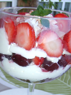 Una foto de Fresas y cerezas con bizcochos