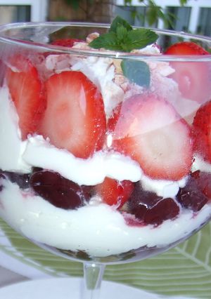 Una foto de Fresas y cerezas con bizcochos