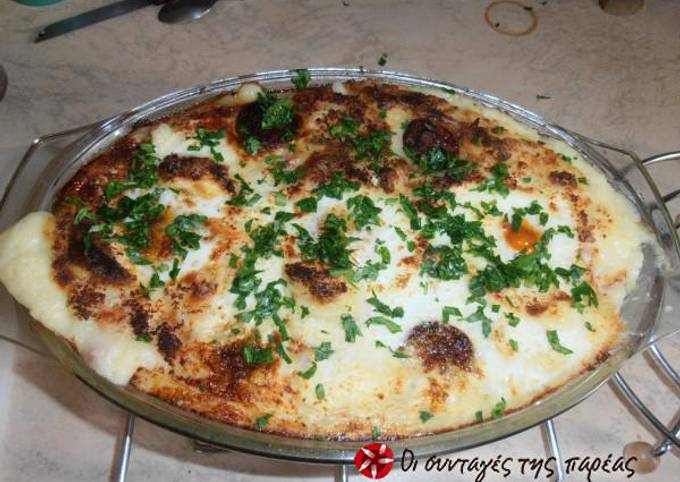 κύρια φωτογραφία συνταγής Έκπληξη από τον φούρνο: Πουρές με λουκάνικα & αυγά
