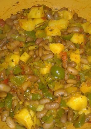 राजमा आलू शिमला मिर्च के साथ (Rajmah aalu with shimla mirch recipe in hindi) रेसिपी मुख्य फोटो