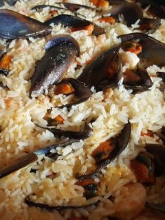 Una foto de Arroz con mejillones y gambas
