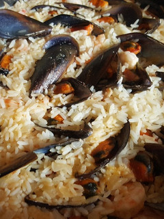 Una foto de Arroz con mejillones y gambas