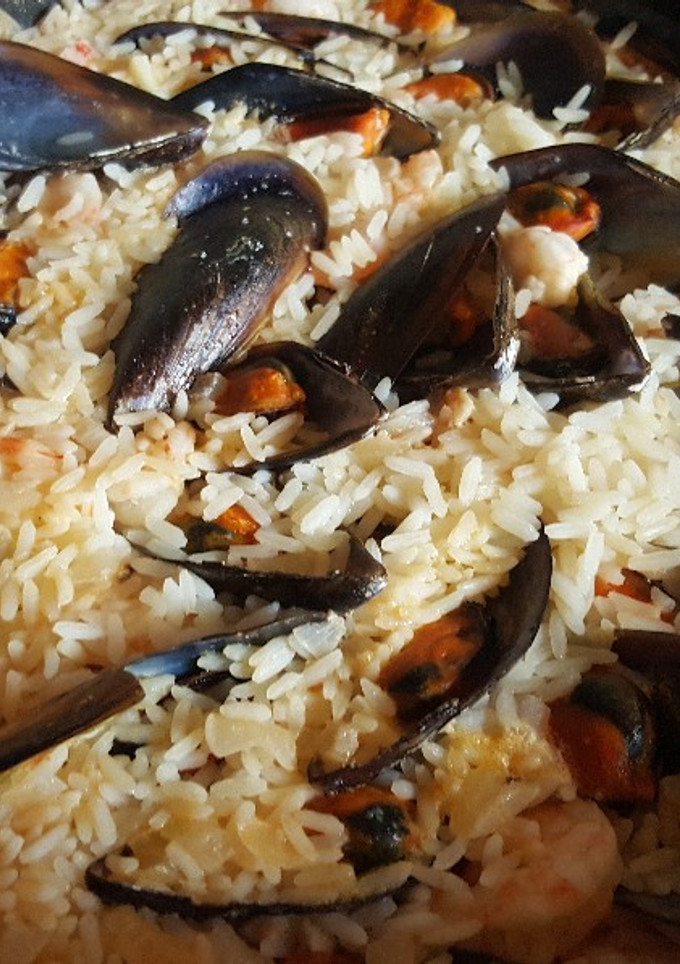 Una foto de Arroz con mejillones y gambas
