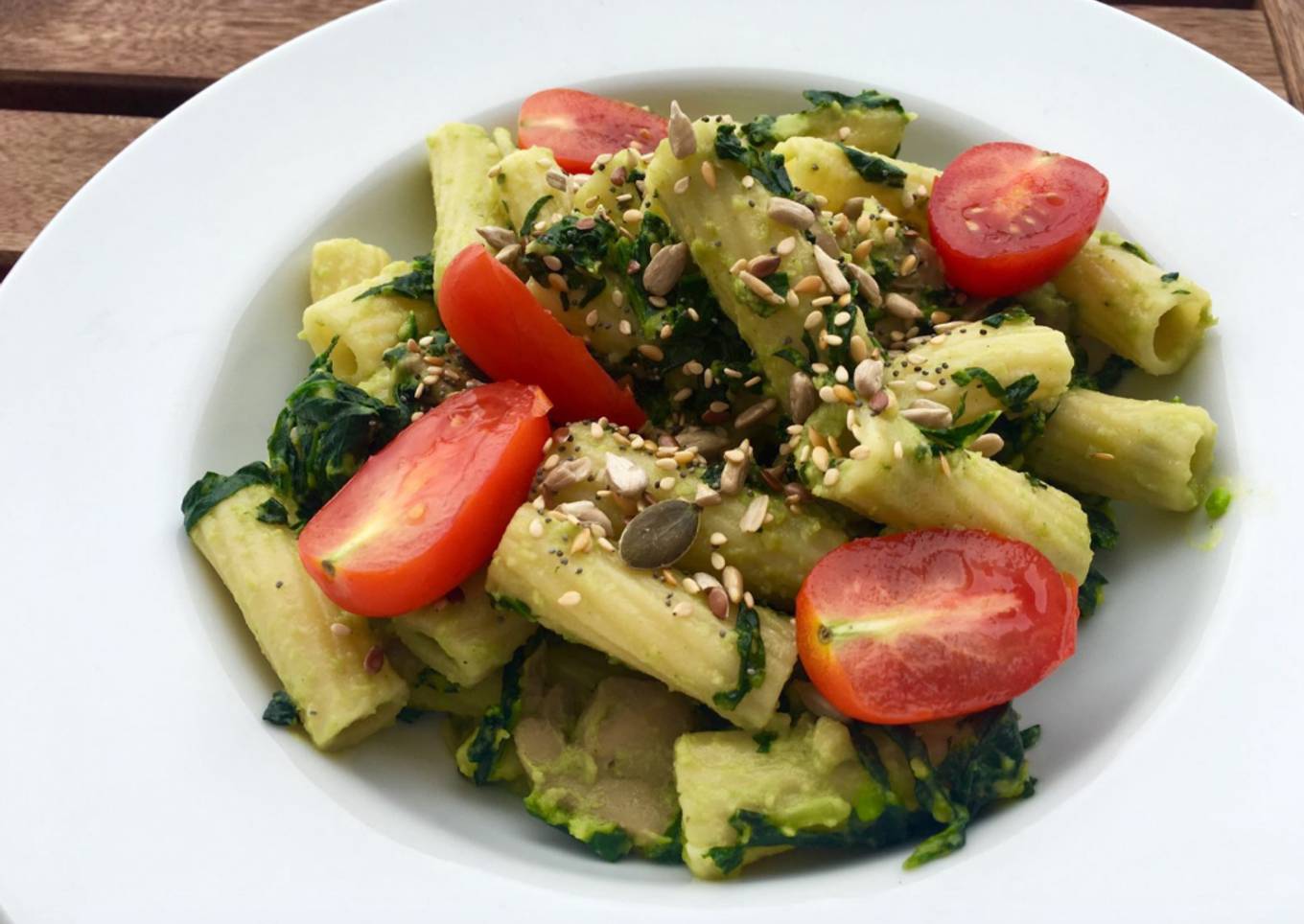 Pasta con salsa de aguacate y espinacas