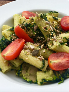 Una foto de Pasta con salsa de aguacate y espinacas
