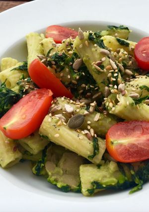 Foto principal de Pasta con salsa de aguacate y espinacas