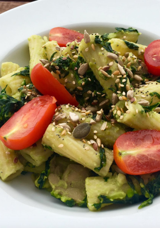Una foto de Pasta con salsa de aguacate y espinacas