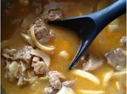 Una foto de carne guisada con boletus