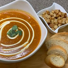 A picture of Tomato soup 🍅🍵🥖.
