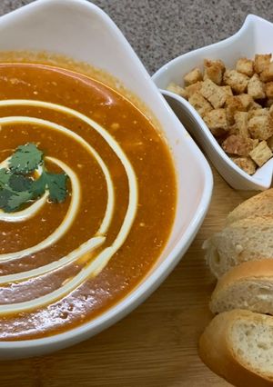 A picture of Tomato soup 🍅🍵🥖.