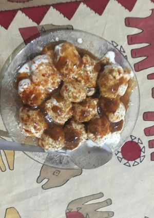 A picture of Dahi bhale.