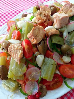 Una foto de Ensalada de cardos, olivas aliñadas caseras y atún rojo