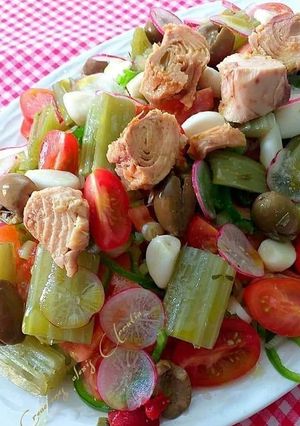 Foto principal de Ensalada de cardos, olivas aliñadas caseras y atún rojo