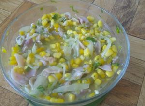 Una foto de Ceviche de almejas al estilo Mari