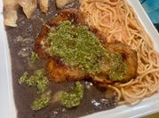 Una foto de pechuga de pollo empanizar