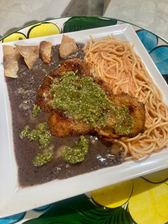 Una foto de Frijoles negros con pollo empanizado y pasta roja