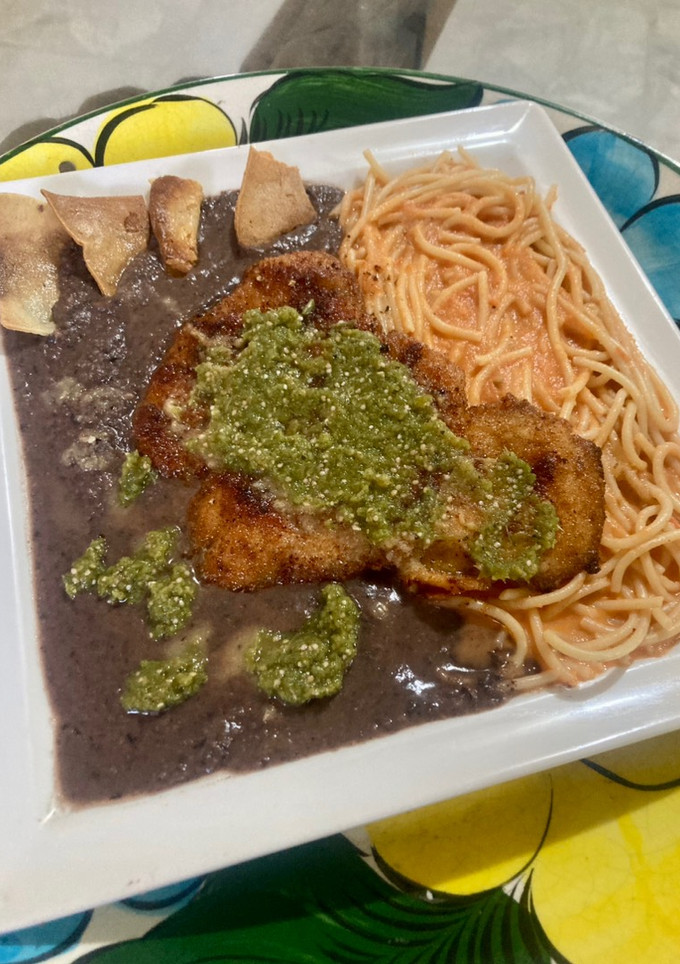 Una foto de Frijoles negros con pollo empanizado y pasta roja