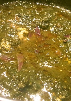 A picture of Chicken spinach Curry 🍗🌿🍜.