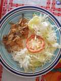 Bacalao con Vegetales y Ensalada Verde