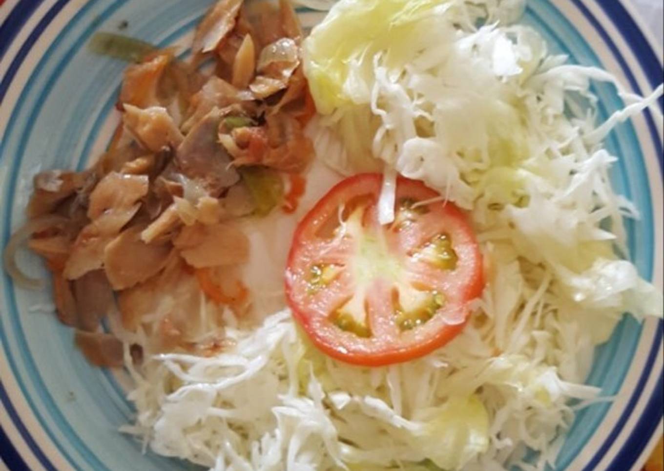 Bacalao con Vegetales y Ensalada Verde