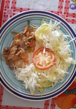 Una foto de Bacalao con Vegetales y Ensalada Verde
