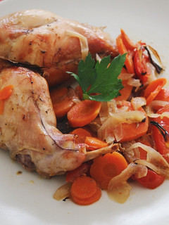 Una foto de Conejo al horno con zanahoria y apio