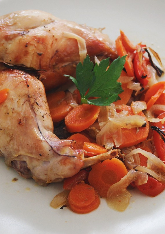 Una foto de Conejo al horno con zanahoria y apio