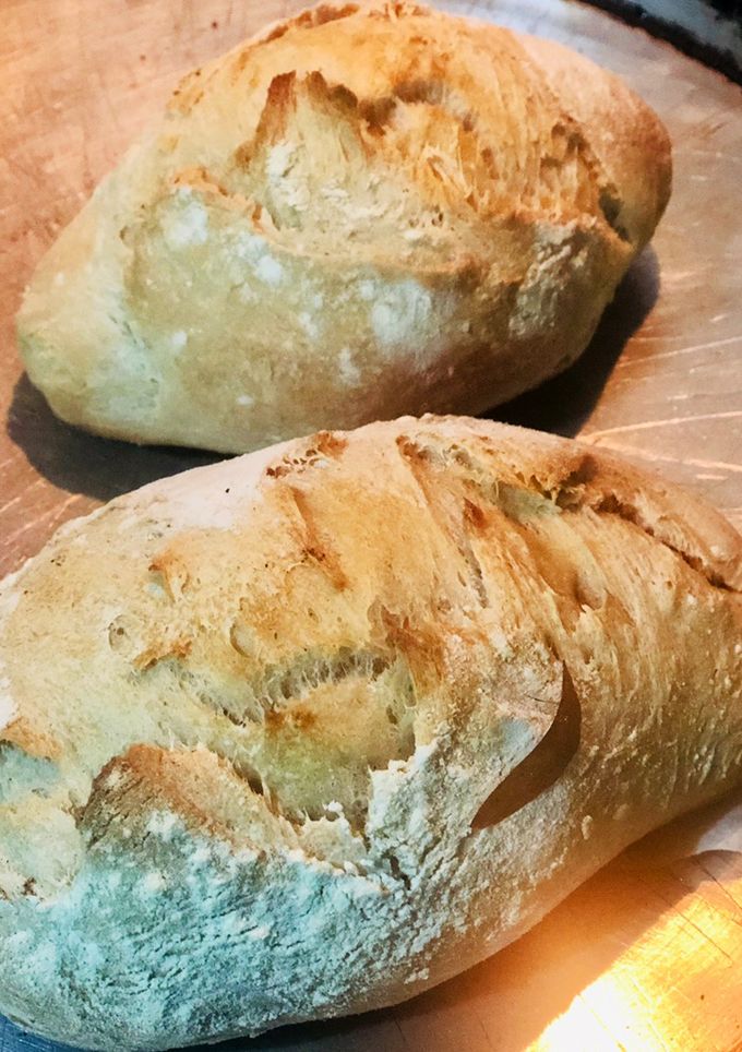 Una foto de Bollos pequeños y Baguettese🥖 de masa madre