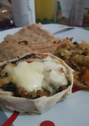 Una foto de Milanesa de pollo con canastita de verdura y queso