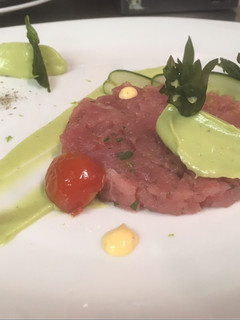Foto di Tartare di tonno e crema di avocado 🥑