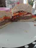 Chivito uruguayo al pan