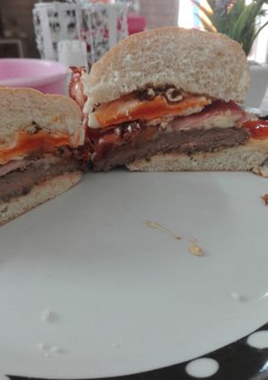 Una foto de Chivito uruguayo al pan