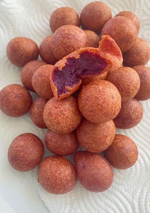A picture of Purple Sweet Potato Ball.