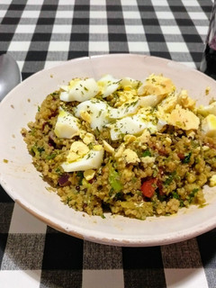 Una foto de Quinoa con guacamole y huevo duro