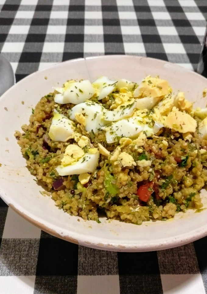 Una foto de Quinoa con guacamole y huevo duro