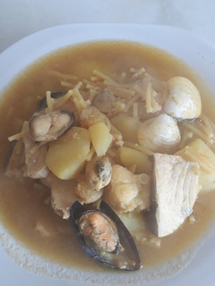 Una foto de Fideos guisados con pescado y marisco